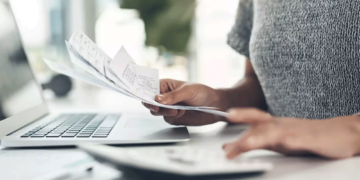 Φορολογικό νομοσχέδιο: «Κούρεμα» 9% στους φόρους για τους επαγγελματίες – «Ψαλίδι» σε τεκμαρτό εισόδημα και τέλος επιτηδεύματος