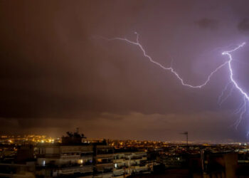 Σε ισχύ το έκτακτο δελτίο καιρού με καταιγίδες και χαλαζοπτώσεις σε όλη τη χώρα