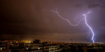 Σε ισχύ το έκτακτο δελτίο καιρού με καταιγίδες και χαλαζοπτώσεις σε όλη τη χώρα