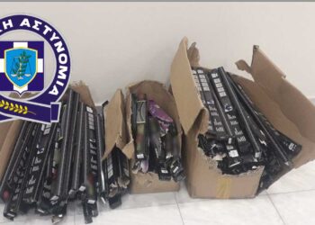 Καστοριά: "Έκοβαν βόλτες" στην πόλη και πουλούσαν παράνομα υαλοκαθαριστήρες - Συνελήφθησαν άμεσα από την αστυνομία