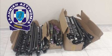 Καστοριά: "Έκοβαν βόλτες" στην πόλη και πουλούσαν παράνομα υαλοκαθαριστήρες - Συνελήφθησαν άμεσα από την αστυνομία