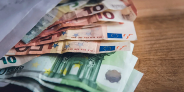 Επιταγή ακρίβειας: Πότε θα δοθεί, ποιοι πηγαίνουν στα ΑΤΜ