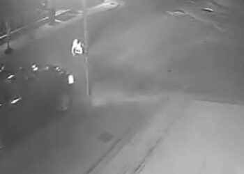 Βίντεο: Η στιγμή που οδηγός μηχανής παρέσυρε και εγκατέλειψε πεζή, σε δρόμο στο Ηράκλειο Κρήτης