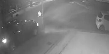 Βίντεο: Η στιγμή που οδηγός μηχανής παρέσυρε και εγκατέλειψε πεζή, σε δρόμο στο Ηράκλειο Κρήτης