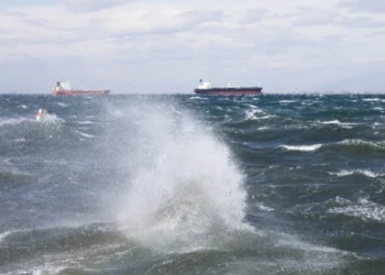 Φορτηγό πλοίο με 14 άτομα πλήρωμα βυθίστηκε στα ανοιχτά της Λέσβου – Βρέθηκε σώος ένας ναυτικός