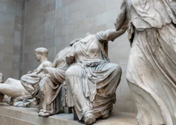 Υπέρ της επιστροφής των Γλυπτών οι Times: «Πρέπει να εκτεθούν στο φυσικό τους μέρος»