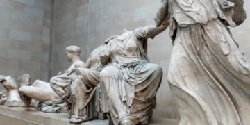 Υπέρ της επιστροφής των Γλυπτών οι Times: «Πρέπει να εκτεθούν στο φυσικό τους μέρος»