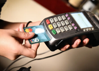 Μετρητά τέλος στις συναλλαγές με 4 νέα μέτρα – Έλεγχοι της εφορίας με κάμερες