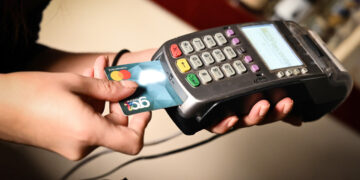 Μετρητά τέλος στις συναλλαγές με 4 νέα μέτρα – Έλεγχοι της εφορίας με κάμερες