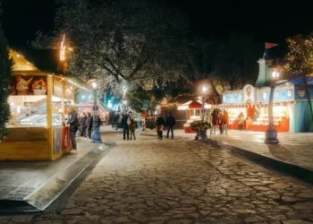 Χριστούγεννα στην Ελλάδα: Στους 5 προορισμούς για οικογενειακές διακοπές και η Καστοριά