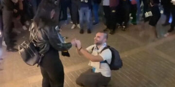 Επικό σκηνικό έξω από την OPAP Arena – Οπαδός της Μαρσέιγ έκανε πρόταση γάμου σε φαν της ΑΕΚ και αποθεώθηκε