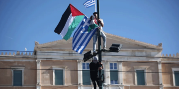 Προσήχθη Παλαιστίνιος που σήκωσε τη σημαία της χώρας του σε συγκέντρωση στο Σύνταγμα