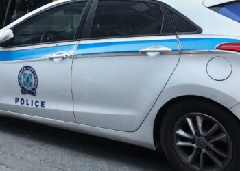 Πτολεμαΐδα: 22χρονη πήγε δήθεν να αγκαλιάσει και να βοηθήσει ηλικιωμένη και της "βούτηξε" τα χρυσαφικά από το λαιμό