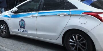 Πτολεμαΐδα: 22χρονη πήγε δήθεν να αγκαλιάσει και να βοηθήσει ηλικιωμένη και της "βούτηξε" τα χρυσαφικά από το λαιμό