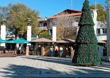 Στα γιορτινά της "ντύνεται" σταδιακά η Κεντρική Πλατεία της Πτολεμαΐδας , με την τοποθέτηση της μεγάλης Φάτνης, του Χριστουγεννιάτικου Δέντρου και του τεράστιου Αι Βασίλη ! (ρεπορτάζ της Κούλας Πουλασιχίδου)