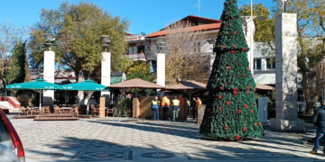 Στα γιορτινά της "ντύνεται" σταδιακά η Κεντρική Πλατεία της Πτολεμαΐδας , με την τοποθέτηση της μεγάλης Φάτνης, του Χριστουγεννιάτικου Δέντρου και του τεράστιου Αι Βασίλη ! (ρεπορτάζ της Κούλας Πουλασιχίδου)