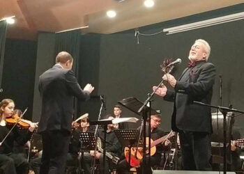 Ο Γρηγόρης Βαλτινός και το Μουσικό Σχολείο Πτολεμαΐδας ταξίδεψαν μελωδικά όσους παρακολούθησαν την υπέροχη παράσταση “Ό,τι αγαπώ θα ζει για πάντα”