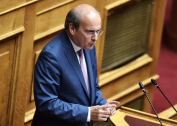Δέσμευση Χατζηδάκη για μείωση του τέλους επιτηδεύματος στο μισό για όλους τους επαγγελματίες