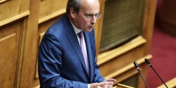 Δέσμευση Χατζηδάκη για μείωση του τέλους επιτηδεύματος στο μισό για όλους τους επαγγελματίες