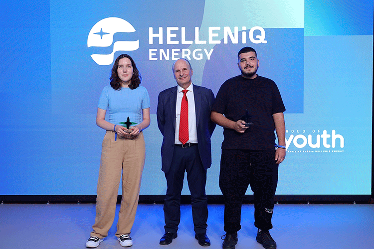 Ο Δρ. Σωτήρης Καπέλλος, Επικεφαλής Διευθυντής Επιχειρηματικής Μονάδας ΑΠΕ, Chief Operating Officer της Renewable Energy Sources, μέλος της HELLENiQ ENERGY βραβεύει τους «Πρώτους των Πρώτων» 