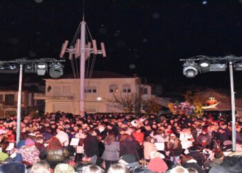 Η μαγεία των Χριστουγέννων ξεκίνησε στον Δήμο Καστοριάς με τη λαμπερή εκδήλωση φωταγώγησης του Χριστουγεννιάτικου Δέντρου στην πλατεία Ομονοίας