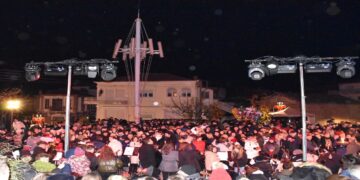 Η μαγεία των Χριστουγέννων ξεκίνησε στον Δήμο Καστοριάς με τη λαμπερή εκδήλωση φωταγώγησης του Χριστουγεννιάτικου Δέντρου στην πλατεία Ομονοίας