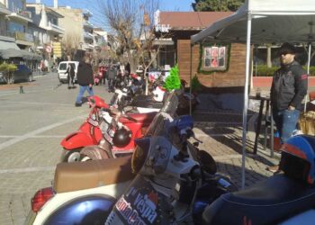 1ο Vespa Santa Parade: Παρέλαση Αγιοβασίληδων με βέσπες από το Vespa Club Πτολεμαΐδας