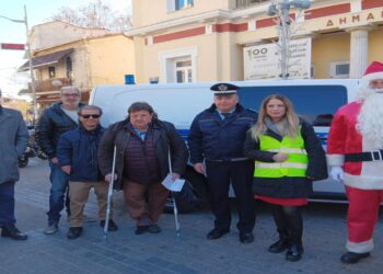 Ενημερωτικά φυλλάδια με συμβουλές οδικής ασφάλειας διανεμήθηκαν από αστυνομικούς του Τμήματος Τροχαίας Κοζάνης, σε συνεργασία με τον Σύλλογο ΑΜΕΑ της Π.Ε. Κοζάνης