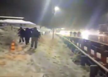 Άφησαν μέσα στο κρύο επιβάτες του ΚΤΕΛ αντί να τους δώσουν καταφύγιο στο κτίριο των διοδίων