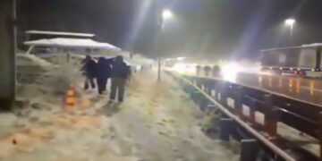 Άφησαν μέσα στο κρύο επιβάτες του ΚΤΕΛ αντί να τους δώσουν καταφύγιο στο κτίριο των διοδίων