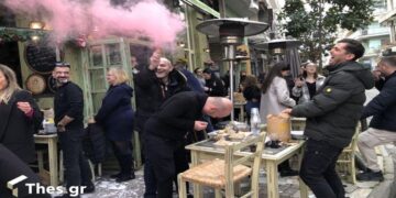 Θεσσαλονίκη: Τρελό γλέντι Παραμονή Πρωτοχρονιάς – Έσπασαν 20.000 φλεγόμενα πιάτα υπό τους ήχους του Βασίλη Καρρά (ΒΙΝΤΕΟ & ΦΩΤΟ)