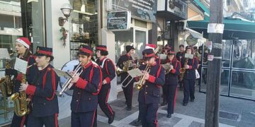 Κάλαντα από την Φιλαρμονική του Δήμου Εορδαίας στους δρόμους της Πτολεμαΐδας