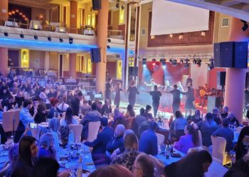 Πολύ κέφι και χορός στο Κρητικό γλέντι με τους Αδερφούς Στρατάκη στην Πτολεμαΐδα(φώτο)