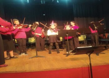 Μάγεψε το κοινό η Εορταστική Συναυλία του Βαρβούτειου στο κατάμεστο πνευματικό κέντρο (φώτο-βίντεο)