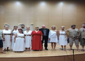 Με μεγάλη επιτυχία και σε ένα κατάμεστο αμφιθέατρο η παράσταση της Λυσιστράτης στα Ποντιακά από τον Ποντιακό Σύλλογο (βίντεο)
