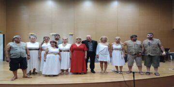 Με μεγάλη επιτυχία και σε ένα κατάμεστο αμφιθέατρο η παράσταση της Λυσιστράτης στα Ποντιακά από τον Ποντιακό Σύλλογο (βίντεο)