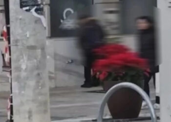 Ασυγκράτητο ζευγάρι πιάστηκε στα πράσα να ερωτοτροπεί στις 7:40 στο κέντρο των Χανίων (vid)