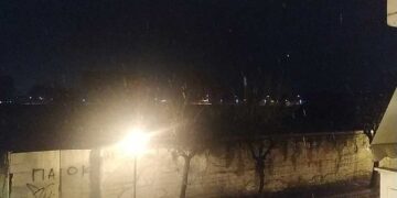 Χιονίζει εδώ και λίγη ώρα στην Πτολεμαΐδα (βίντεο)