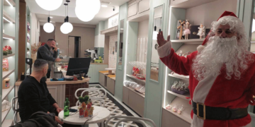 Ο Άγιος Βασίλης έφτασε νωρίς στο “DOLCI DALLINOS” γεμάτος γευστικά ροφήματα, θεϊκά μελομακάρονα και φανταστικά γλυκίσματα ! (της Κούλας Πουλασιχίδου)