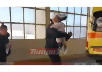 Αστυνομικοί έσωσαν 20 μηνών μωρό μεταφέροντας το αμέσως στο νοσοκομείο (VIDEO)