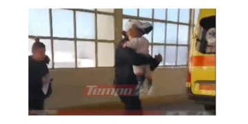 Αστυνομικοί έσωσαν 20 μηνών μωρό μεταφέροντας το αμέσως στο νοσοκομείο (VIDEO)