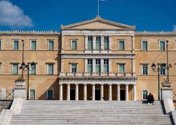 Φορολογικό νομοσχέδιο: Τέσσερις αλλαγές για καφενεία, περίπτερα, ταξί, ασφαλιστικούς συμβούλους