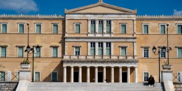 Φορολογικό νομοσχέδιο: Τέσσερις αλλαγές για καφενεία, περίπτερα, ταξί, ασφαλιστικούς συμβούλους