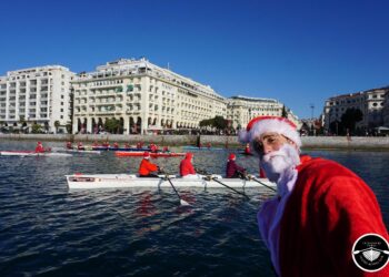 Θεσσαλονίκη: Γέμισε Άι Βασίληδες ο Θερμαϊκός