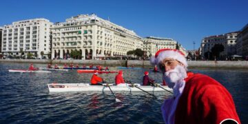 Θεσσαλονίκη: Γέμισε Άι Βασίληδες ο Θερμαϊκός