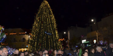 Άργος Ορεστικό: Εορταστική λάμψη στο άναμμα του χριστουγεννιάτικου δέντρου
