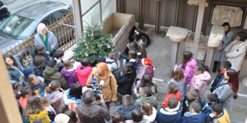 Στολίστηκαν από μαθητές τα δέντρα της Αρχαιολογικής Συλλογής Κοζάνης και του Αρχοντικού Βούρκα