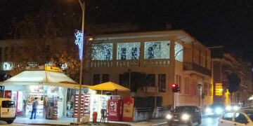 Τα γιορτινά του φόρεσε το Δημαρχείο Εορδαίας