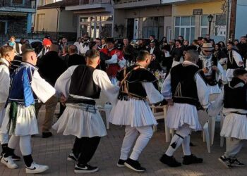 Εμπόριο: Ζουρνάδες, γκάϊντες γκέγκηδες και πολύς χορός στο έθιμο του τριήμερου εκδηλώσεων Πρωτοχρονιάς