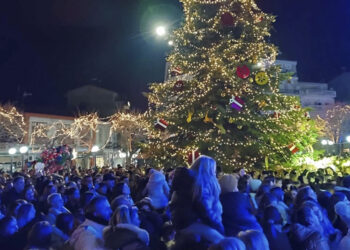 Φλώρινα: Εντυπωσιακό το άναμμα του Χριστουγεννιάτικου Δέντρου της πόλης